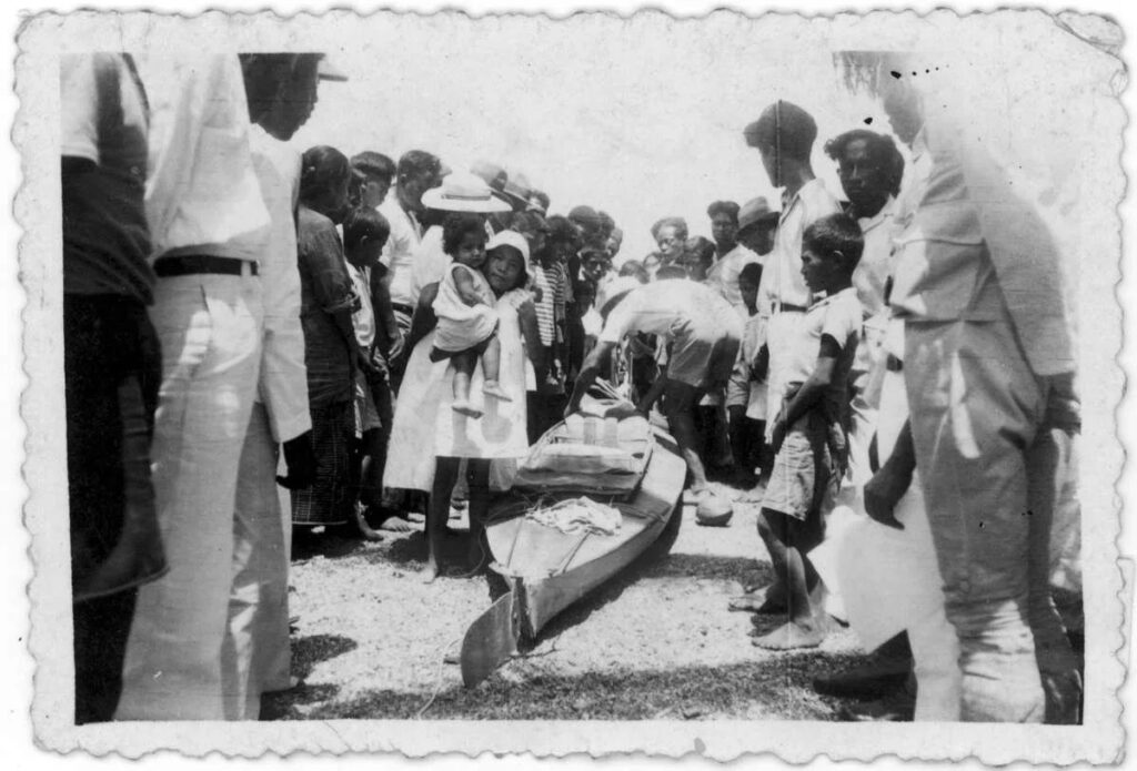 Байдарка Спека в окружении лодок с любопытными туземцами в тропиках