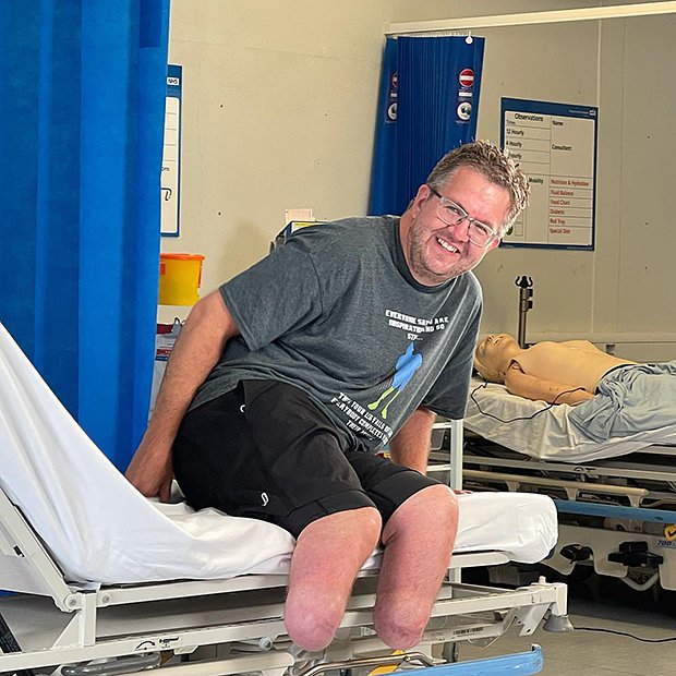 Кадр Нила Хоппера (Neil Hopper) с ампутированными ногами в медицинском учреждении