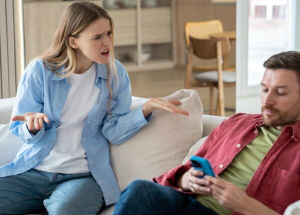 Фаббинг — невидимый враг отношений: почему мы теряем внимание друг к другу