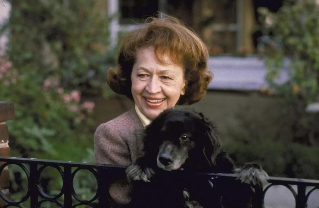 Джин Диксон с собакой на руках в 1990-е годы