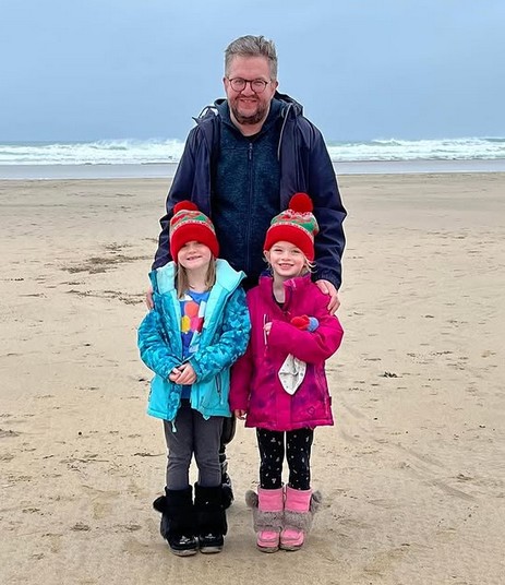 Семейное фото Нила Хоппера (Neil Hopper) с двумя дочерьми на пляже