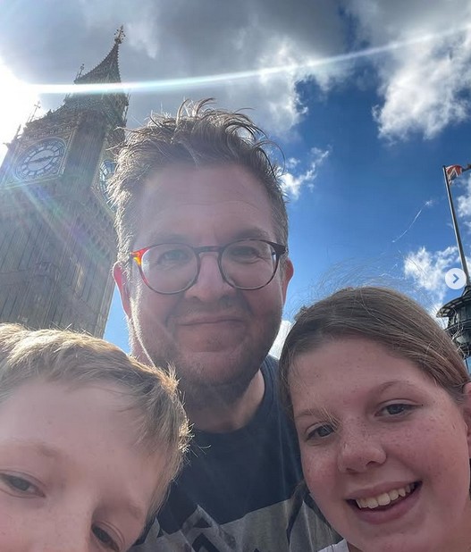 Изображение Нила Хоппера (Neil Hopper) с детьми на фоне Биг-Бена в Лондоне