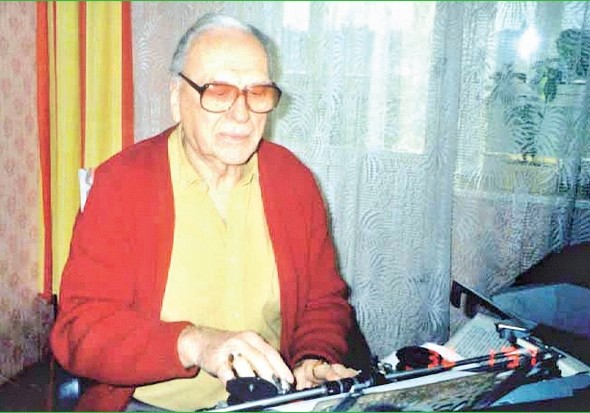 Пожилой Вронский в 1997 году, за год до смерти, работающий над своим главным трудом