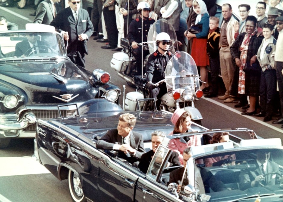 Президентский лимузин с Джоном Кеннеди и Жаклин Кеннеди за минуту до убийства в Далласе