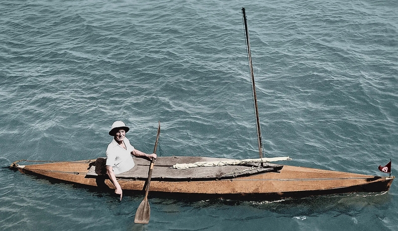 Оскар Спек на складной байдарке в тропических водах 1930-е