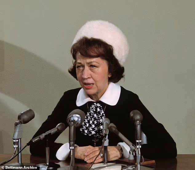 Джин Диксон на пресс-конференции отвечает на вопросы журналистов