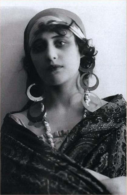 Вера Холодная в классическом образе звезды немого кино 1910-е годы