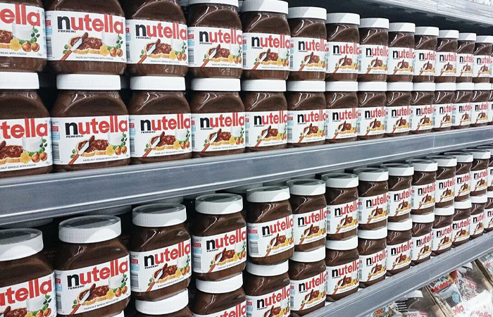 Банка Nutella и бутерброды с шоколадно-ореховой пастой