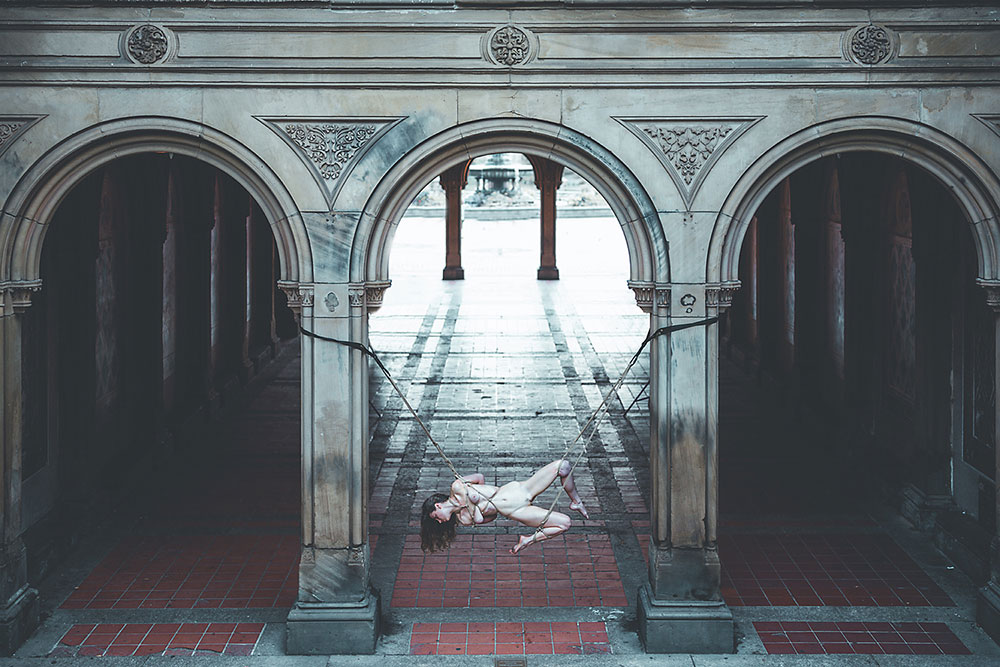 Дерзкий уличный ню с шибари от The Dirty Archangel