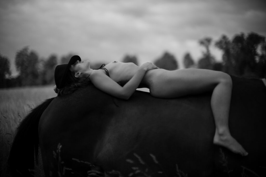 Силуэт в дверном проёме: ню-фотография Мишель Бомбергер