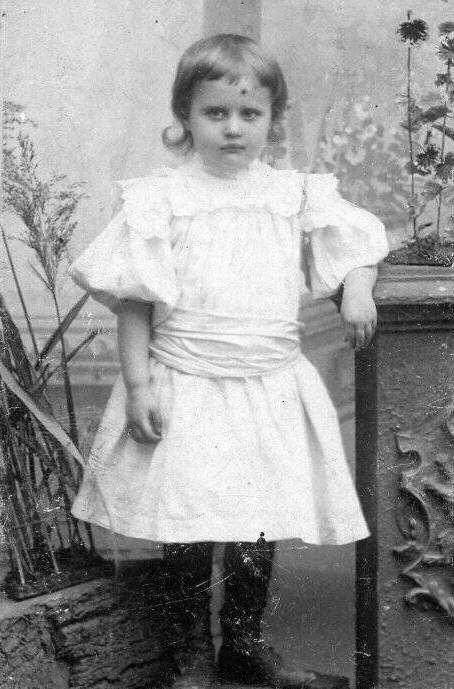 Маленькая Вера Левченко будущая Вера Холодная в 1897 году