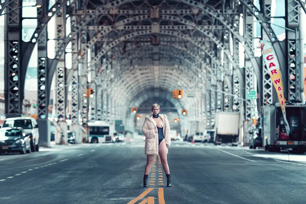 Обнажённый перформанс на рассвете The Dirty Archangel