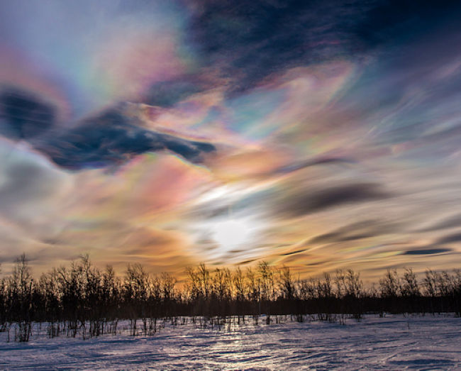 Редкое явление жемчужных облаков над северной Европой