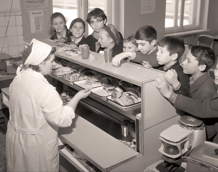 Школьный буфет 1990-х: чипсы и сникерсы