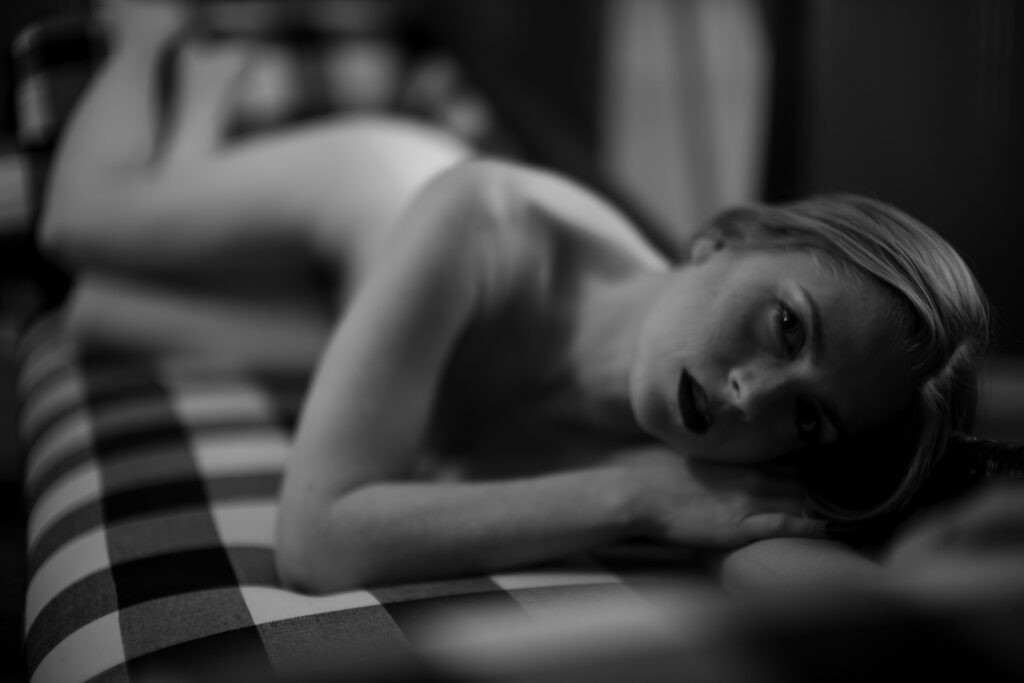 Контраст света и тени на обнажённом теле в студии Archangel Images