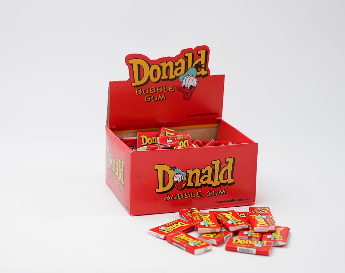 Красный display-бокс и пластиковые обёртки Donald Bubble Gum с сайта текущего производителя Maple Leaf Gida