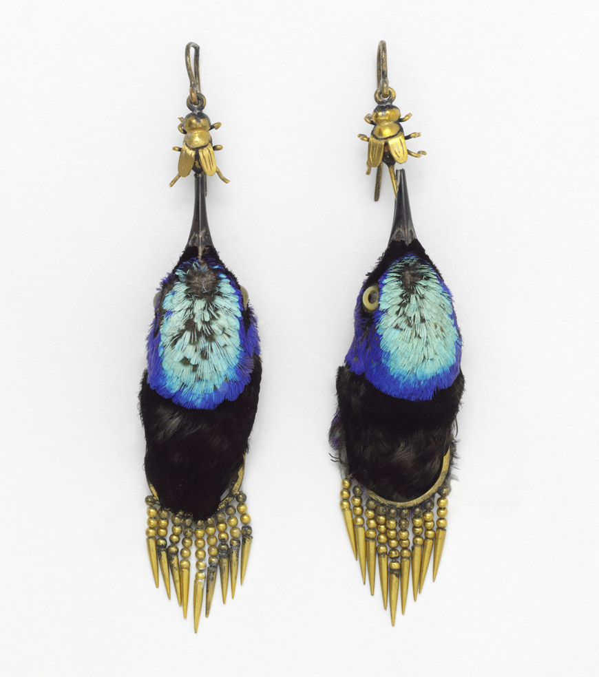 Золотые серьги 1875 года с целыми тушками колибри, переливающиеся синим и зеленым