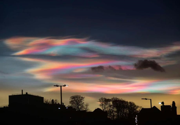 Редкие жемчужные облака над северными горами зимой