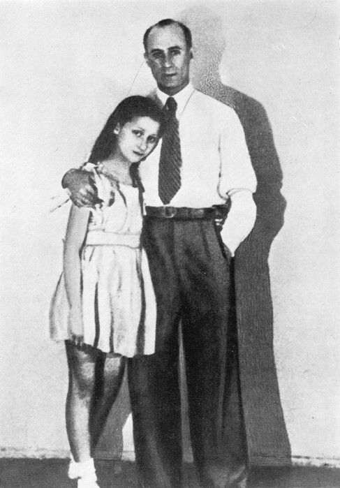 Молодая Майя Плисецкая с дядей Асафом Мессерером