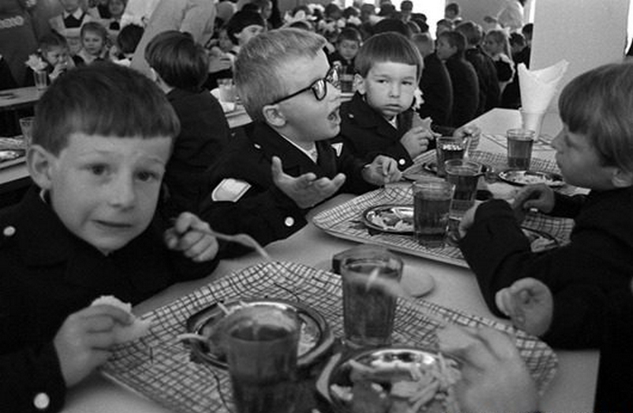 Шефский колхоз поставляет овощи в школьную столовую