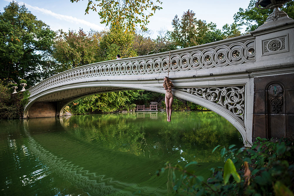 Модель Zero-Gi в шибари на фоне нью-йоркских улиц от The Dirty Archangel