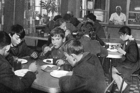 Послевоенная школьная столовая: первые горячие обеды