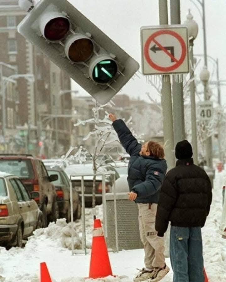 Жители Монреаля в пункте временного размещения во время ледяного шторма