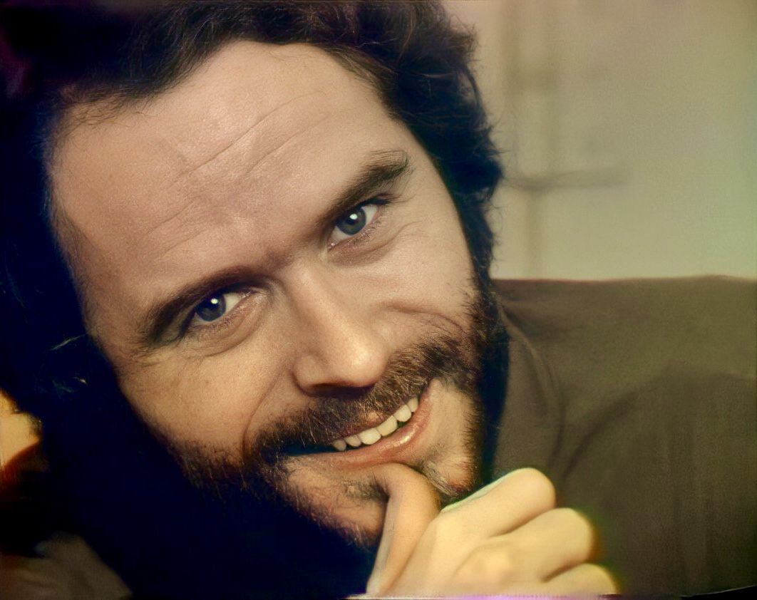 Тед Банди улыбается в камеру 1970-е годы