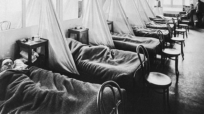 Советские военные врачи и пациенты в палате военного госпиталя на Дальнем Востоке, 1930-е годы