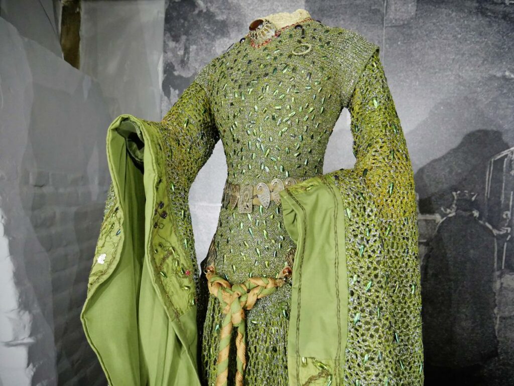 Женское платье, полностью расшитое блестящими зелеными надкрыльями жуков-златок