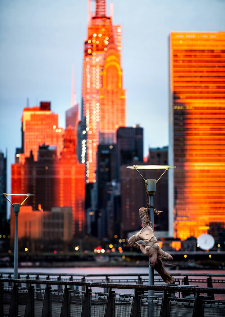 Модель в шибари на мосту Нью-Йорка от The Dirty Archangel