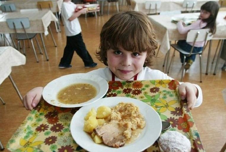 Школьный обед 1990-х: каша и компот