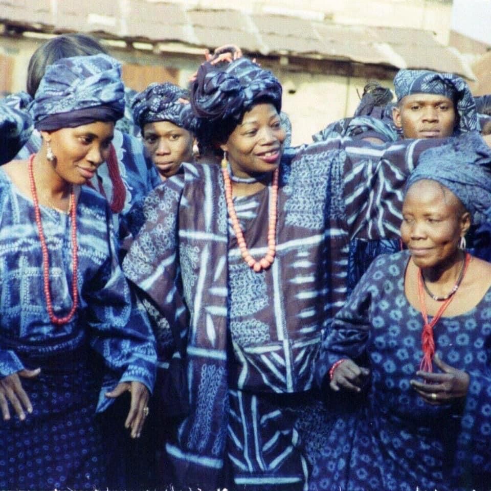 Африканские женщины в традиционных синих одеждах, окрашенных натуральным индиго