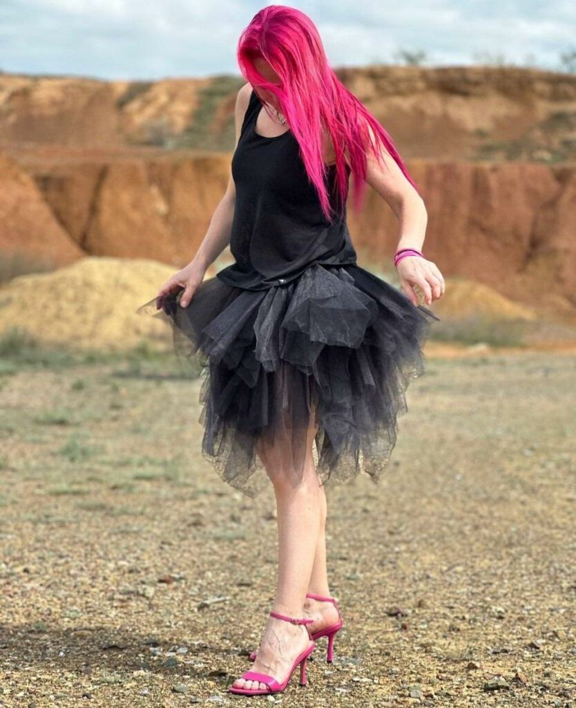 Оксана Лыткина в платье и на каблуках начала поход по Большой Уральской тропе