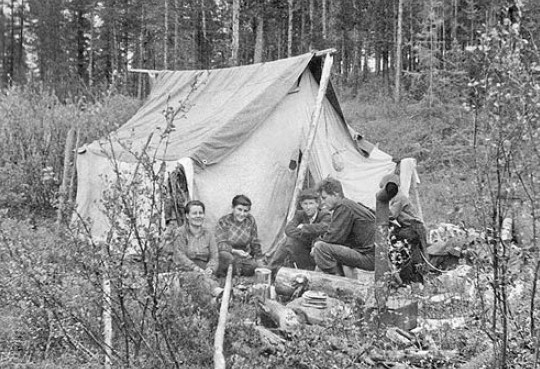 Лагерь советских геологов с палатками в дальневосточной тайге, 1930-е годы