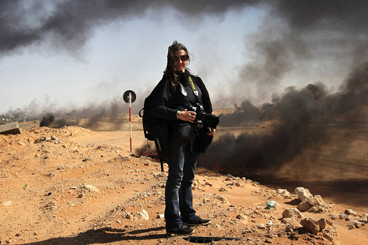 Обложка с изображением из репортажей Линси Аддарио (Lynsey Addario) в горячих точках