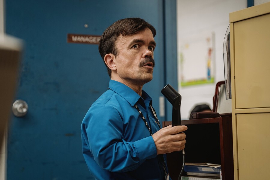 Кадр из фильма «Грабитель с крыши» (Roofman)