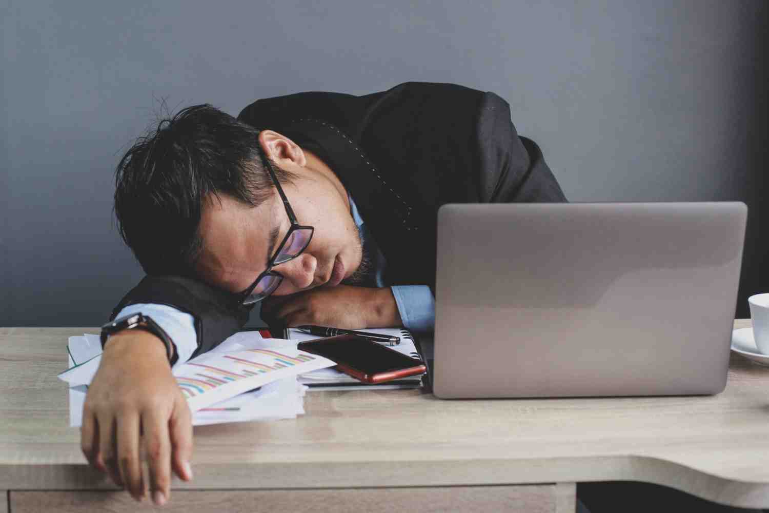 Bigpicture ru businessman sleeping at office 1500x1000