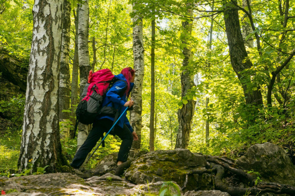 Оксана Лыткина преодолевает сложный участок Большой Уральской тропы