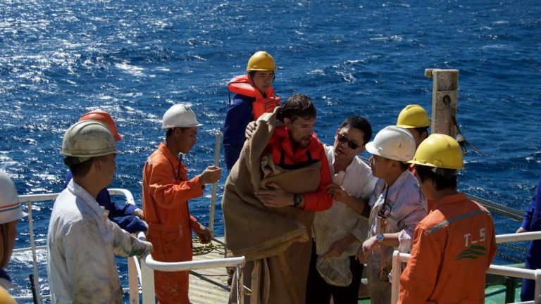 Натана Кармана поднимают на борт китайского судна