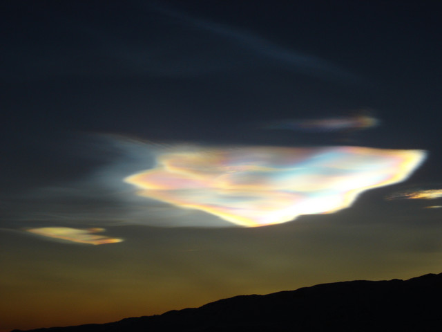 Тонкие радужные жемчужные облака в стратосфере