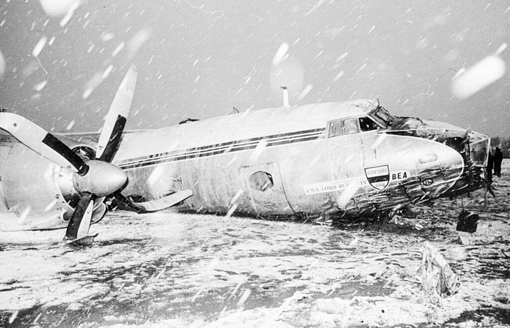 Кадр с места крушения самолета Airspeed AS.57 Ambassador в Мюнхене в 1958 году