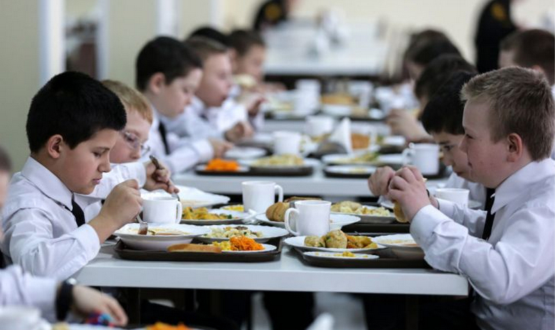 Школьная столовая в СССР: дети за обедом в 1960-е