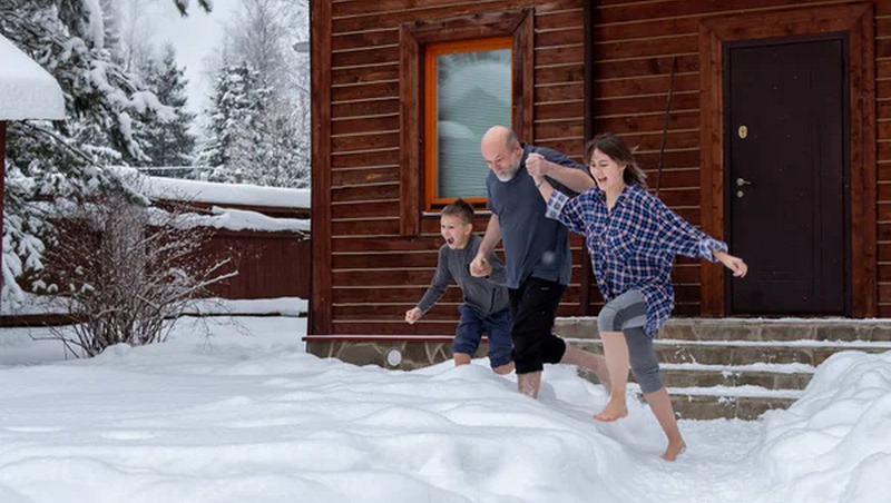 Семья скандинавов наслаждается зимним пикником в сугробах