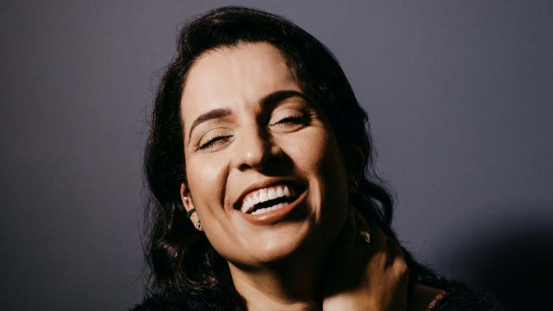 Улыбающаяся брюнетка неопределенного возраста