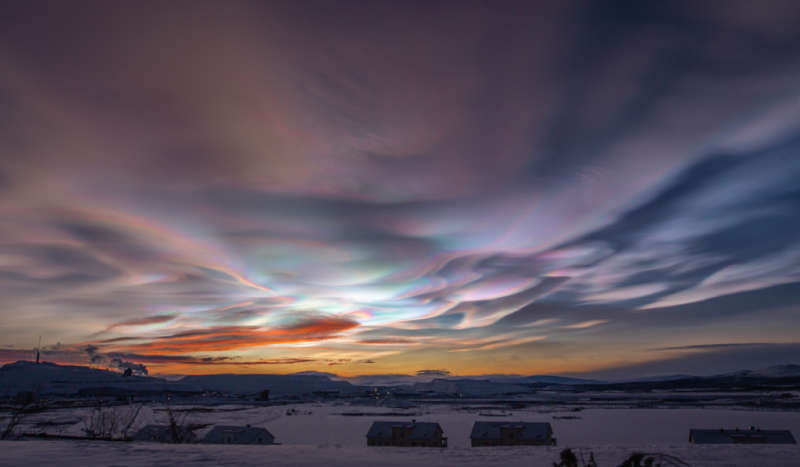 Нежные радужные оттенки жемчужных облаков на закате