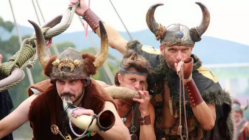 Мифический викинг в рогатом шлеме из массовой культуры 19 века