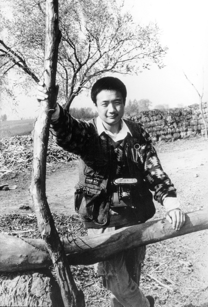 Поездка в деревню от Чжао Гана (Zhao Gang): Чжоу Синьван фотографирует друга, 1994