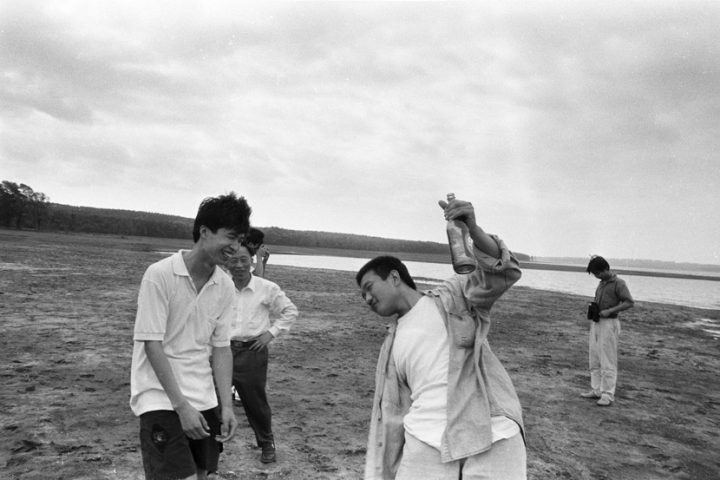 Чжао Ган с пивом среди одногруппников на водохранилище Синьличэн, 1996