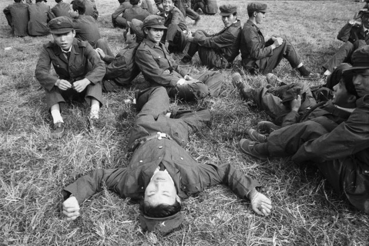 Группа студентов на военной подготовке в серии Чжао Гана, 1994